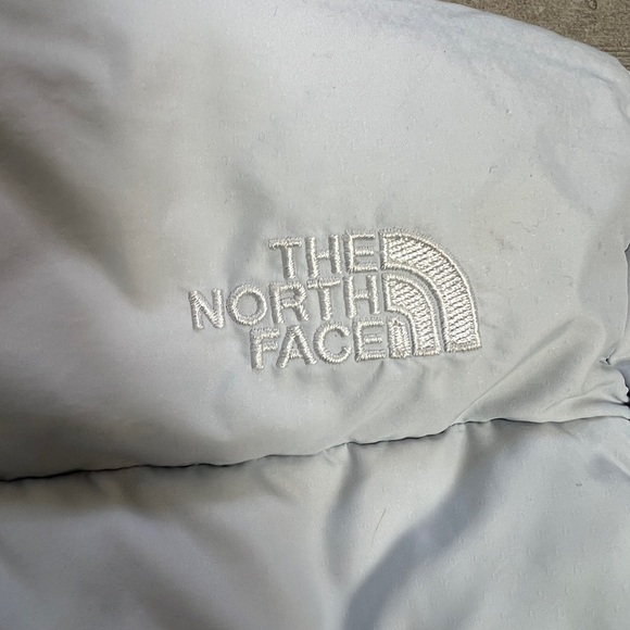 Like new! Women's Light Gray Puffer Jacket by The North Face - warm & stylish! - Picture 15 of 16